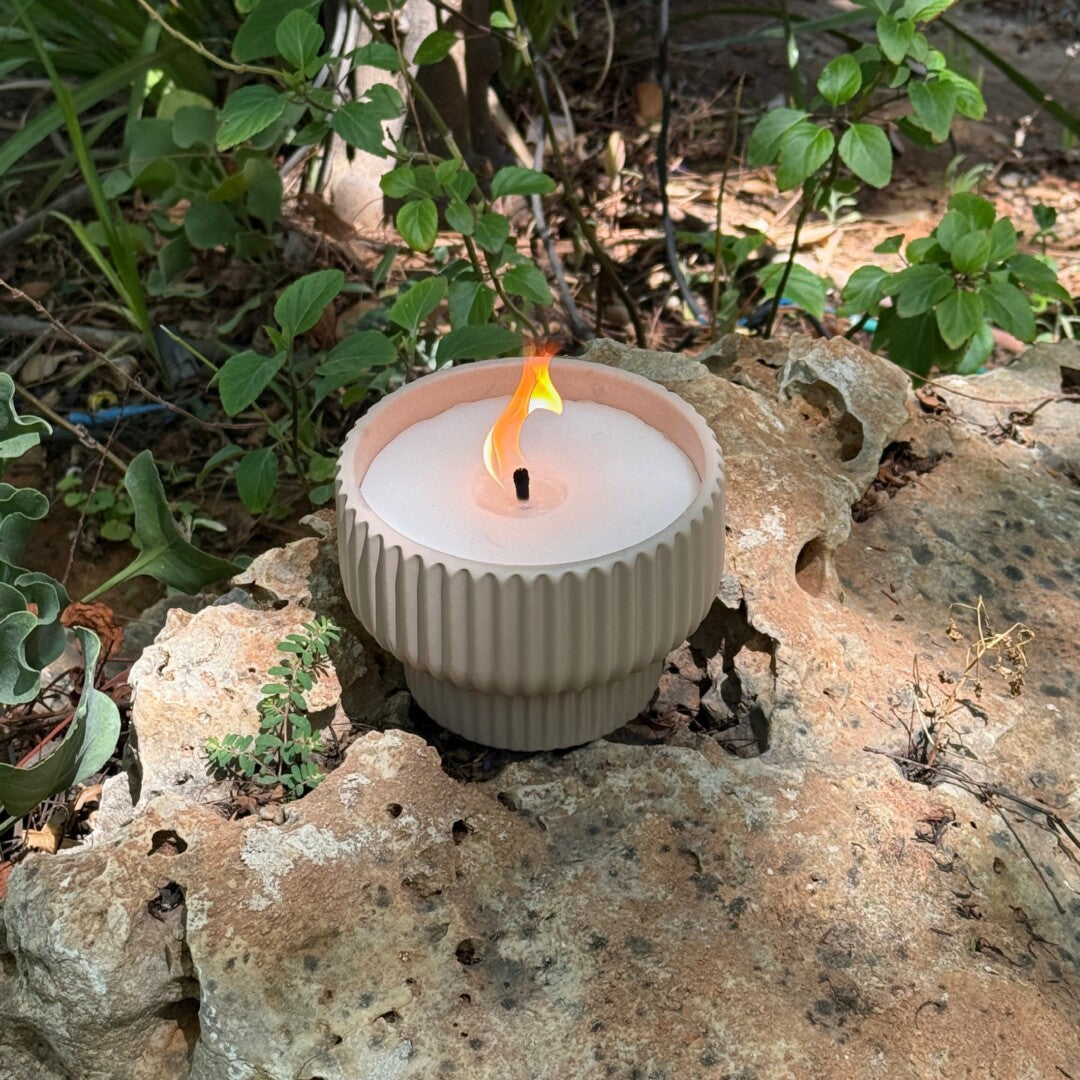 נר ציטרונלה פסים על רגל ורוד בהיר